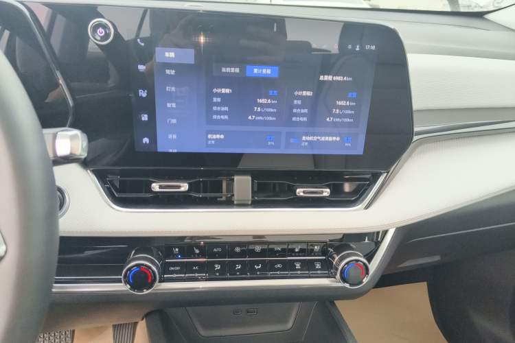 Used Chevrolet Equinox Plus 2024 155km ACTIV Ultimate Edition Audio And AC Panel