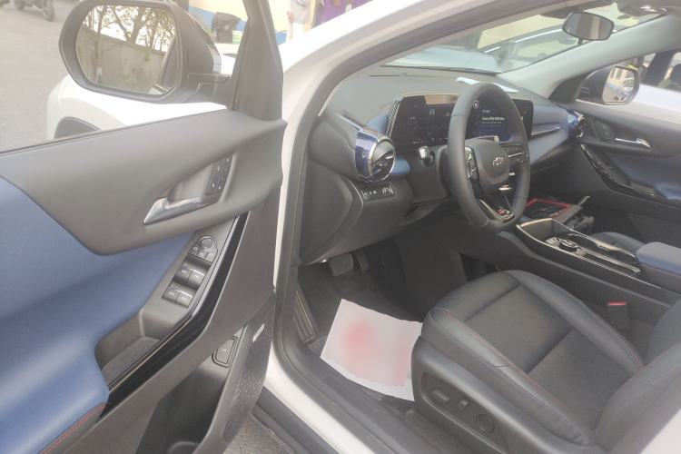 Used Chevrolet Equinox Plus 2024 102km RS Ultimate Edition Driver Seat