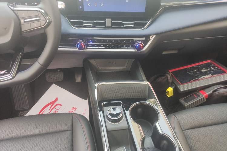 Used Chevrolet Equinox Plus 2024 102km RS Ultimate Edition Gear Lever