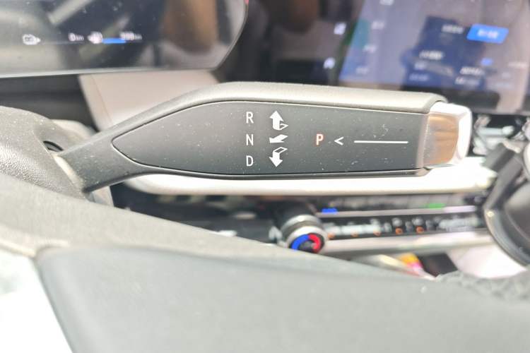 Used Chevrolet Equinox Plus 2024 102km RS Ultimate Edition Gear Lever