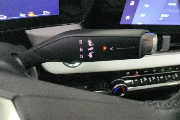 Used Chevrolet Equinox Plus 2024 155km ACTIV Ultimate Edition Gear Lever