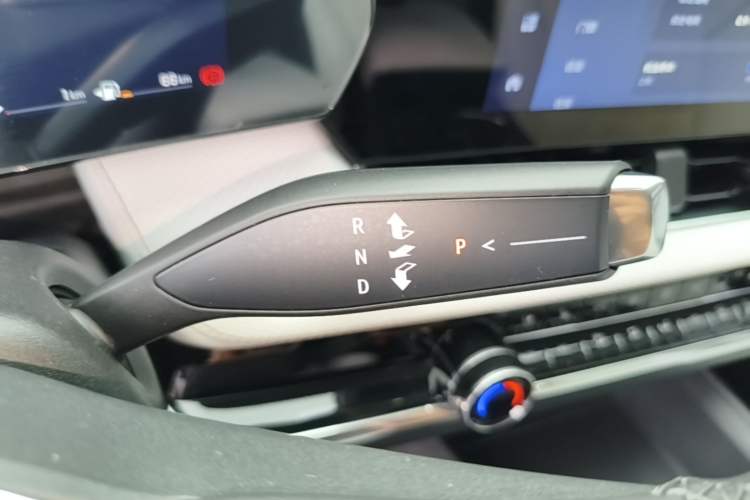 Used Chevrolet Equinox Plus 2024 102km RS Ultimate Edition Gear Lever