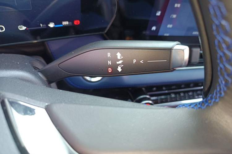 Used Chevrolet Equinox Plus 2024 102km RS Ultimate Edition Gear Lever