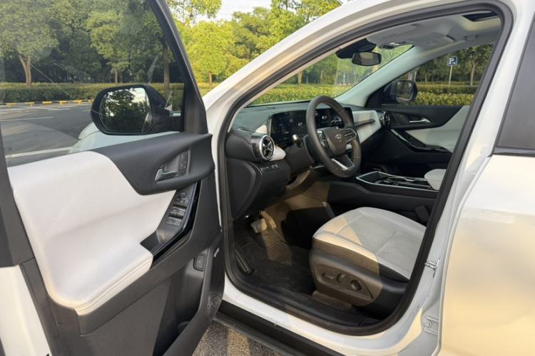 Used Chevrolet Equinox Plus 2024 102km RS Ultimate Edition Interior 10