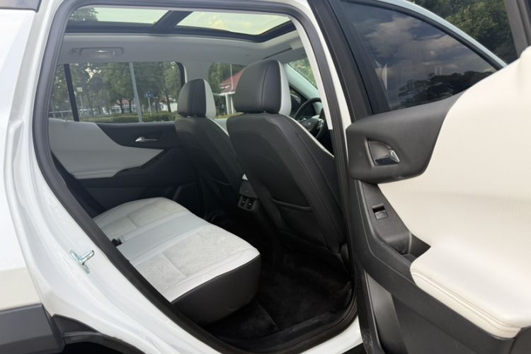 Used Chevrolet Equinox Plus 2024 102km RS Ultimate Edition Interior 12