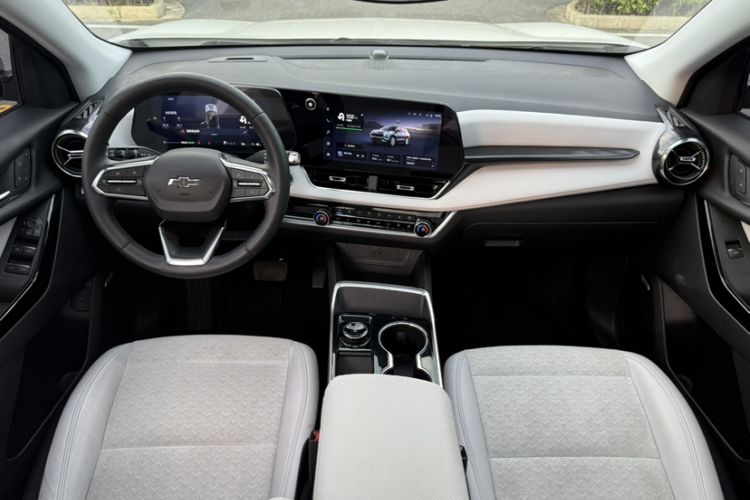 Used Chevrolet Equinox Plus 2024 102km RS Ultimate Edition Interior 2