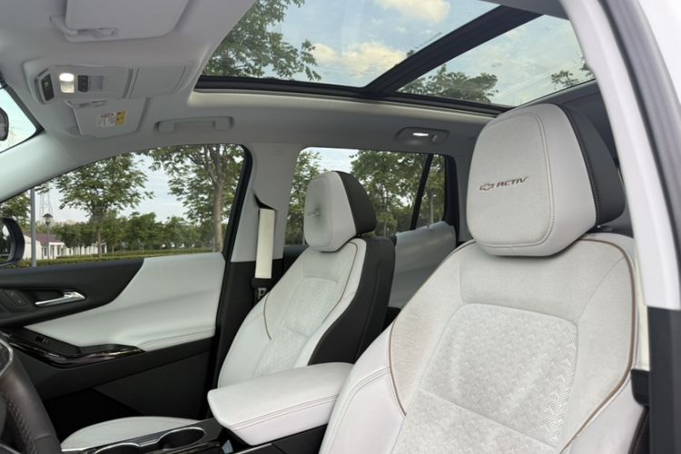 Used Chevrolet Equinox Plus 2024 102km RS Ultimate Edition Interior 4