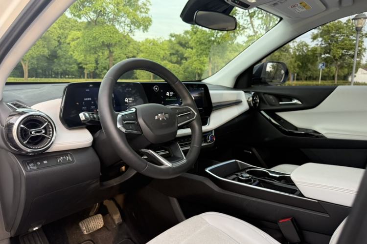 Used Chevrolet Equinox Plus 2024 102km RS Ultimate Edition Interior 5