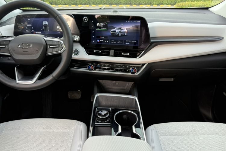 Used Chevrolet Equinox Plus 2024 102km RS Ultimate Edition Interior 6