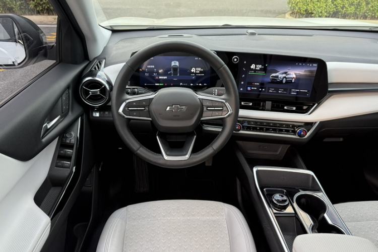 Used Chevrolet Equinox Plus 2024 102km RS Ultimate Edition Interior 9