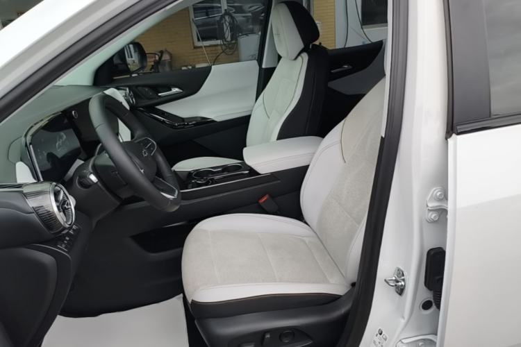 Used Chevrolet Equinox Plus 2024 102km RS Ultimate Edition Left Front Seat
