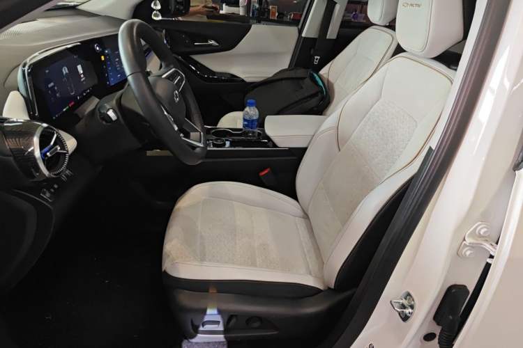 Used Chevrolet Equinox Plus 2024 155km ACTIV Ultimate Edition Left Front Seat