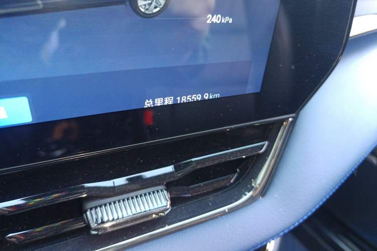 Used Chevrolet Equinox Plus 2024 102km RS Ultimate Edition Odometer Close Up