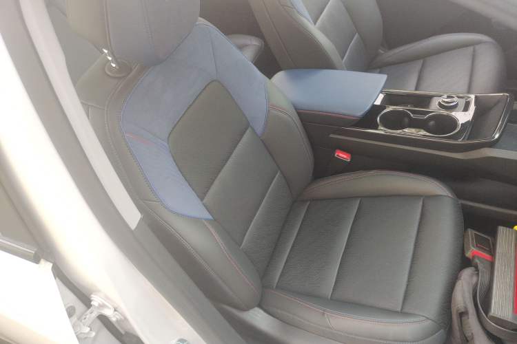 Used Chevrolet Equinox Plus 2024 102km RS Ultimate Edition Right Front Seat