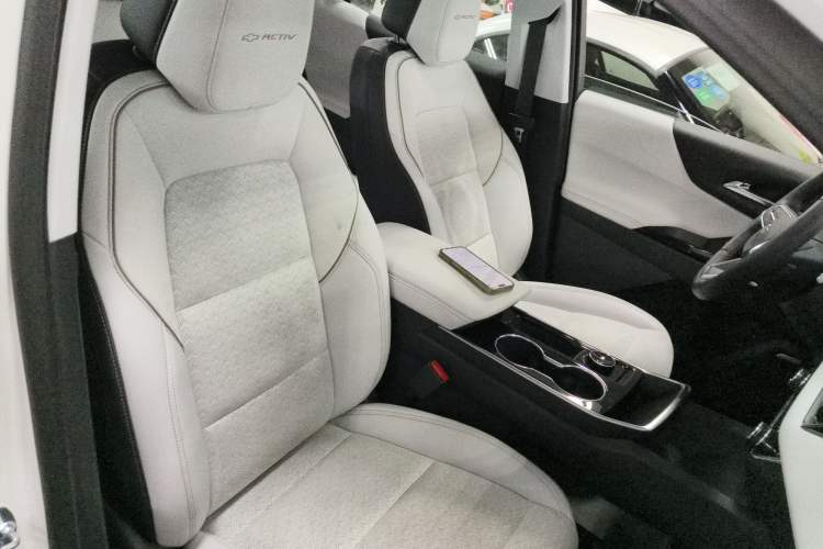 Used Chevrolet Equinox Plus 2024 155km ACTIV Ultimate Edition Right Front Seat