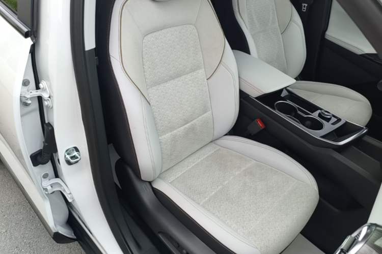 Used Chevrolet Equinox Plus 2024 102km RS Ultimate Edition Right Front Seat