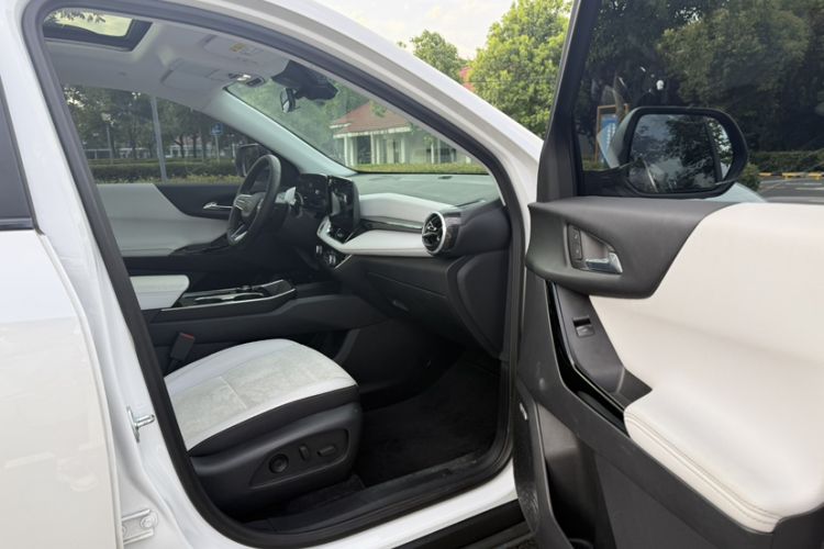 Used Chevrolet Equinox Plus 2024 102km RS Ultimate Edition Right Front Seat
