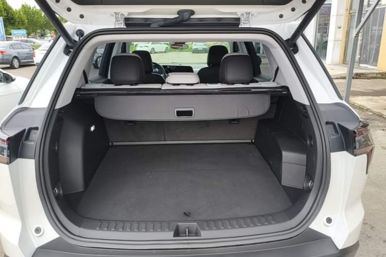 Used Chevrolet Equinox Plus 2024 102km RS Ultimate Edition Trunk