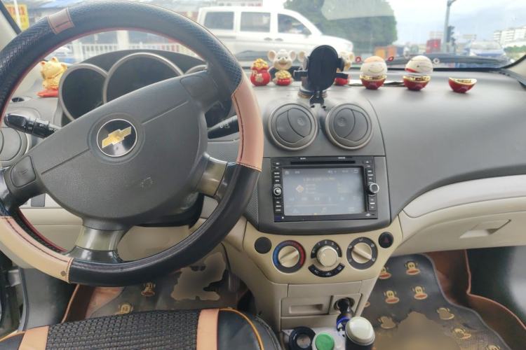 Used Chevrolet Lova 2009 1.6 SX AT Center Console