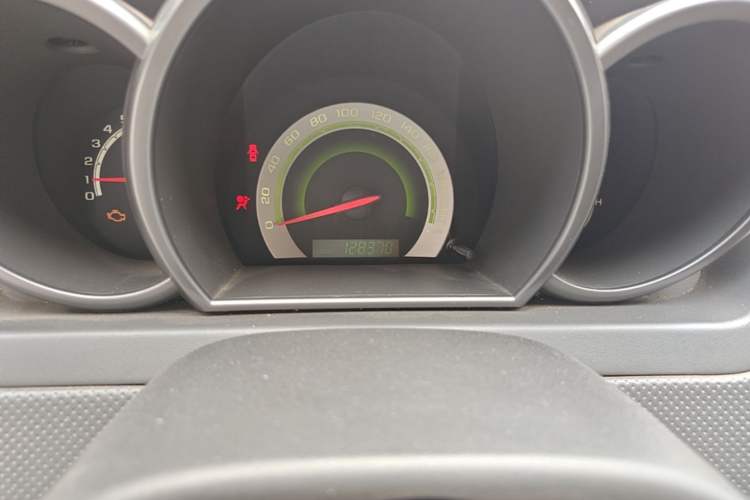 Used Chevrolet Lova 2009 1.4 SE MT Odometer Close Up