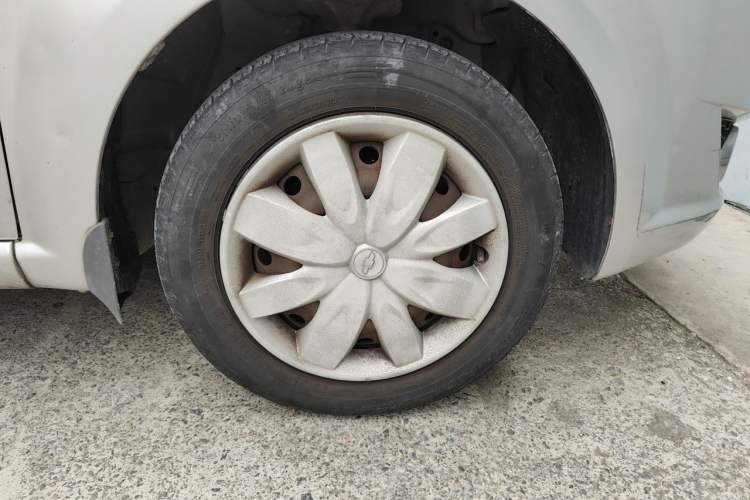 Used Chevrolet Lova 2009 1.4 SL MT Right Front Wheel Hub