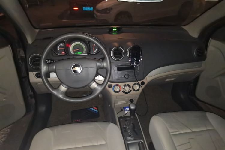 Used Chevrolet Lova 2010 1.4 AT Fashion Edition Center Console