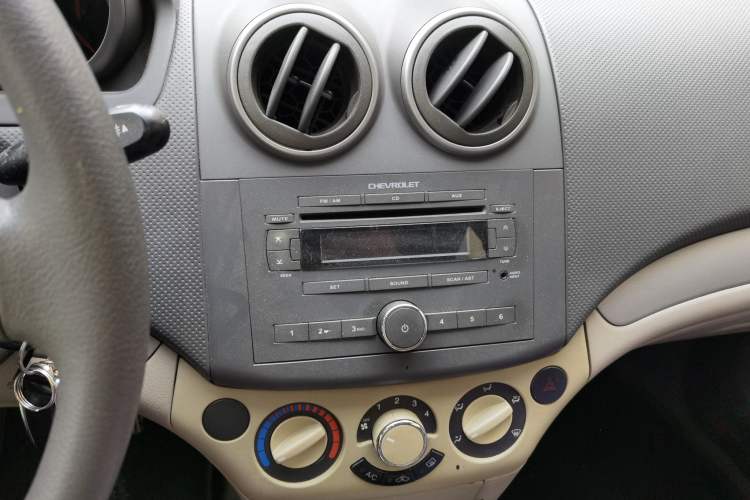Used Chevrolet Lova 2010 1.4 AT Fashion Edition Audio And AC Panel
