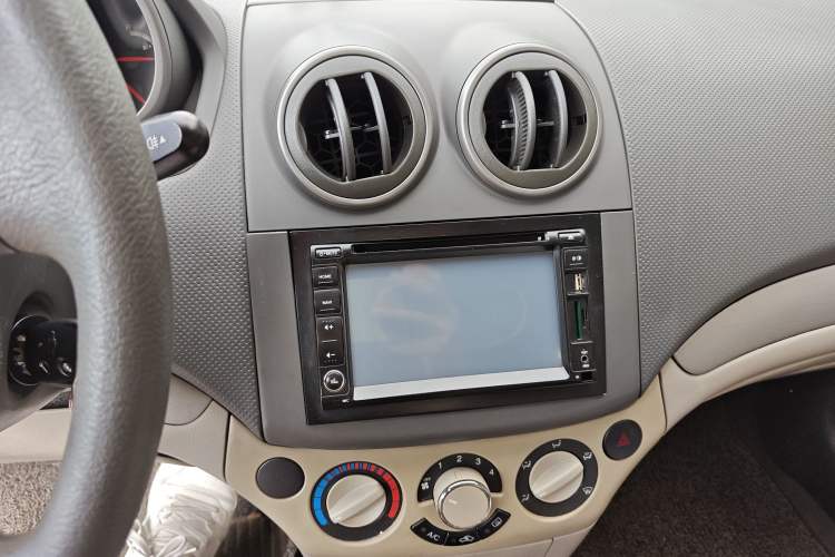 Used Chevrolet Lova 2010 1.4 AT Fashion Edition Audio And AC Panel