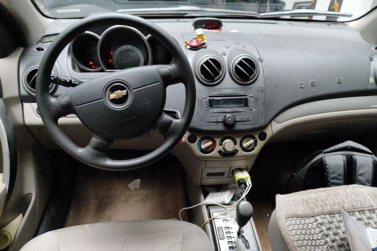 Used Chevrolet Lova 2010 1.4 AT Fashion Edition Center Console
