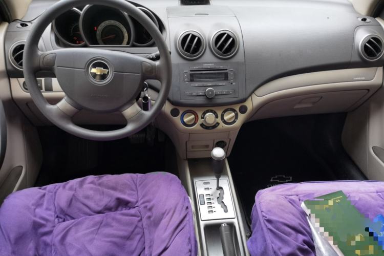 Used Chevrolet Lova 2010 1.4 AT Fashion Edition Center Console
