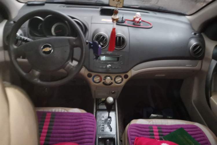 Used Chevrolet Lova 2010 1.4 AT Fashion Edition Center Console
