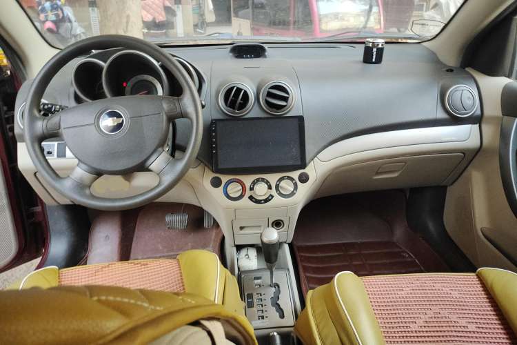 Used Chevrolet Lova 2010 1.4 AT Fashion Edition Center Console