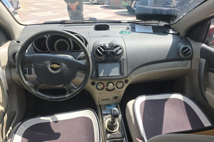 Used Chevrolet Lova 2010 1.6MT Dynamic Edition Center Console
