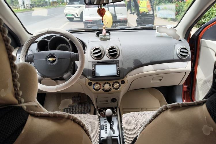 Used Chevrolet Lova 2010 1.4 AT Fashion Edition Center Console