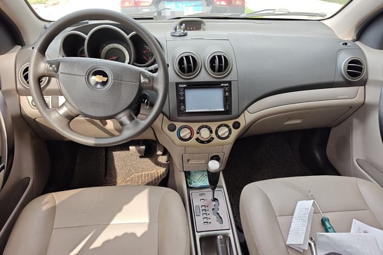 Used Chevrolet Lova 2010 1.4 AT Fashion Edition Center Console