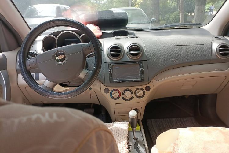 Used Chevrolet Lova 2010 1.4 AT Fashion Edition Center Console