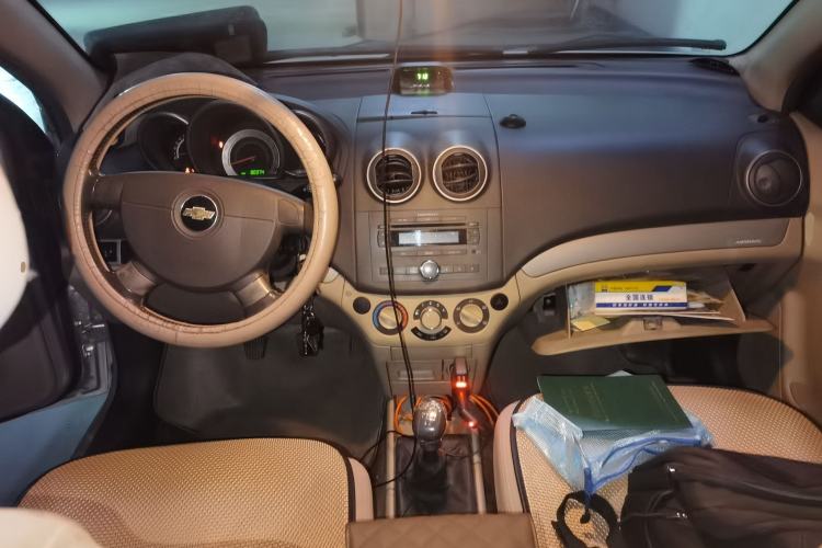 Used Chevrolet Lova 2010 1.6MT Dynamic Edition Center Console