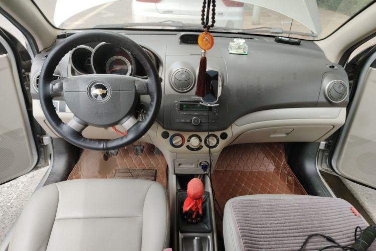 Used Chevrolet Lova 2010 1.6MT Dynamic Edition Center Console