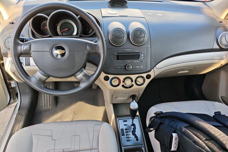 Used Chevrolet Lova 2010 1.4 AT Fashion Edition Center Console