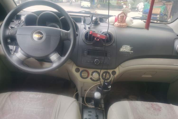 Used Chevrolet Lova 2010 1.4 AT Fashion Edition Center Console