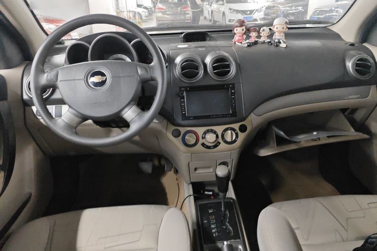 Used Chevrolet Lova 2010 1.4 AT Fashion Edition Center Console