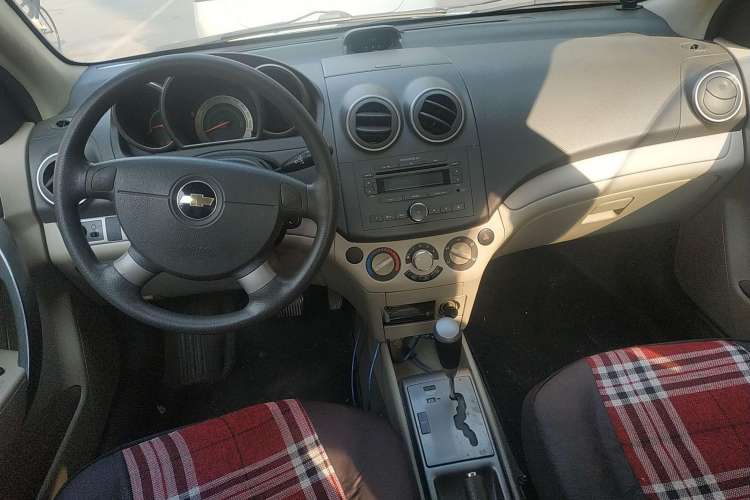 Used Chevrolet Lova 2010 1.4 AT Fashion Edition Center Console