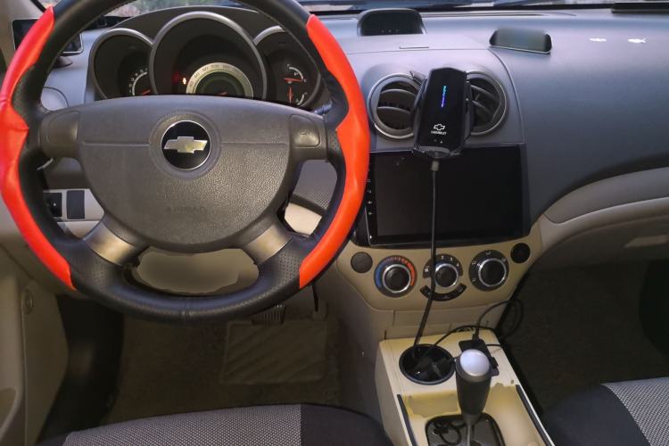 Used Chevrolet Lova 2010 1.4 AT Fashion Edition Center Console