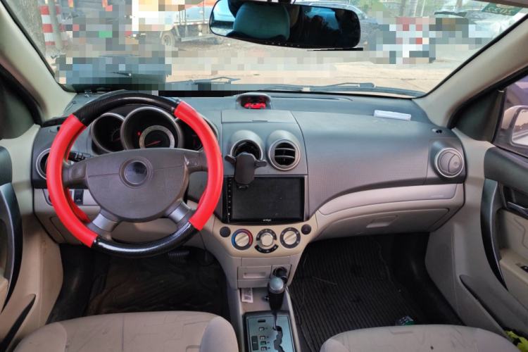 Used Chevrolet Lova 2010 1.4 AT Fashion Edition Center Console