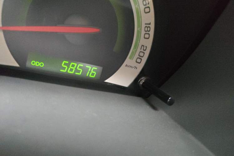 Used Chevrolet Lova 2010 1.4 AT Fashion Edition Odometer Close Up