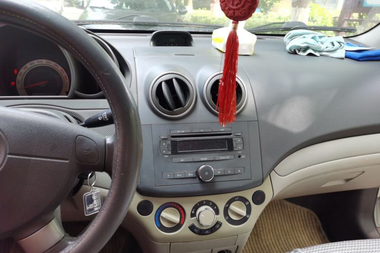Used Chevrolet Lova 2010 1.6 AT Style Edition Center Console