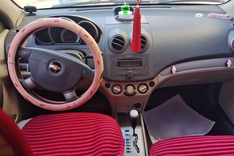Used Chevrolet Lova 2010 1.4 AT Fashion Edition Center Console