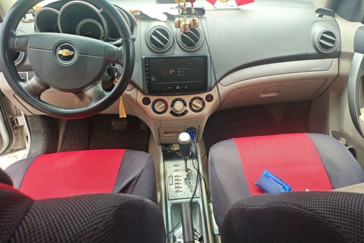 Used Chevrolet Lova 2010 1.6 AT Style Edition Center Console