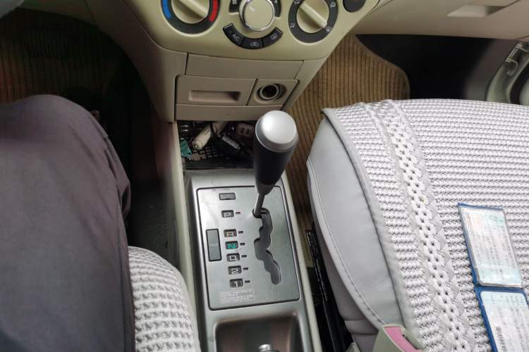 Used Chevrolet Lova 2010 1.6 AT Style Edition Gear Lever