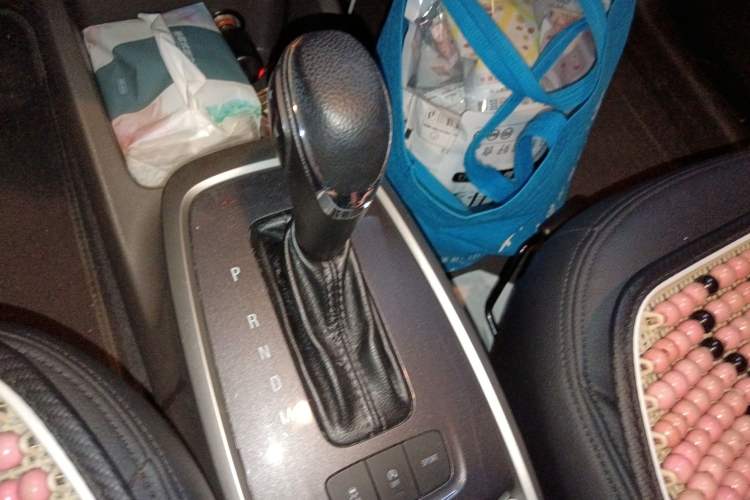 Used Chevrolet Lova RV 2016 1.5L Automatic Comfort Edition Gear Lever